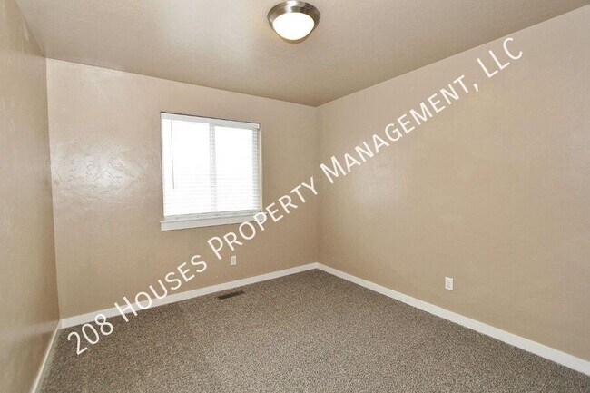 Building Photo - Must See Immaculately Kept 3 bed, 2 bath H...