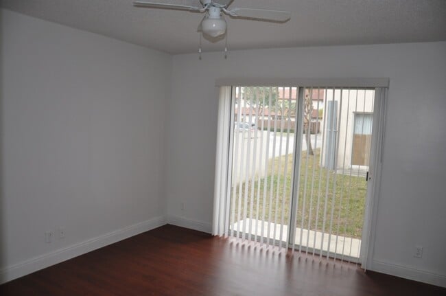 Building Photo - 1401 Cypress Way W