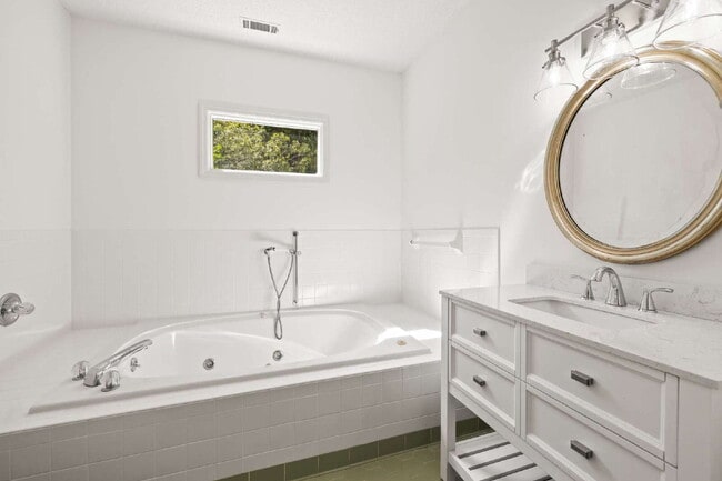 Building Photo - "Experience Southern Charm: Spacious 3-Bed, 3-Bath Home in The Landings"