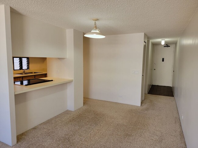Building Photo - Washer. Dryer. Close to public transportat...