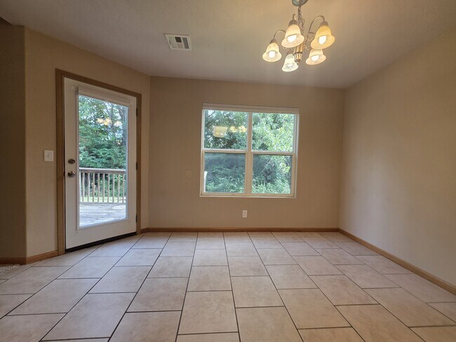 Building Photo - 606 Highland Ridge Dr