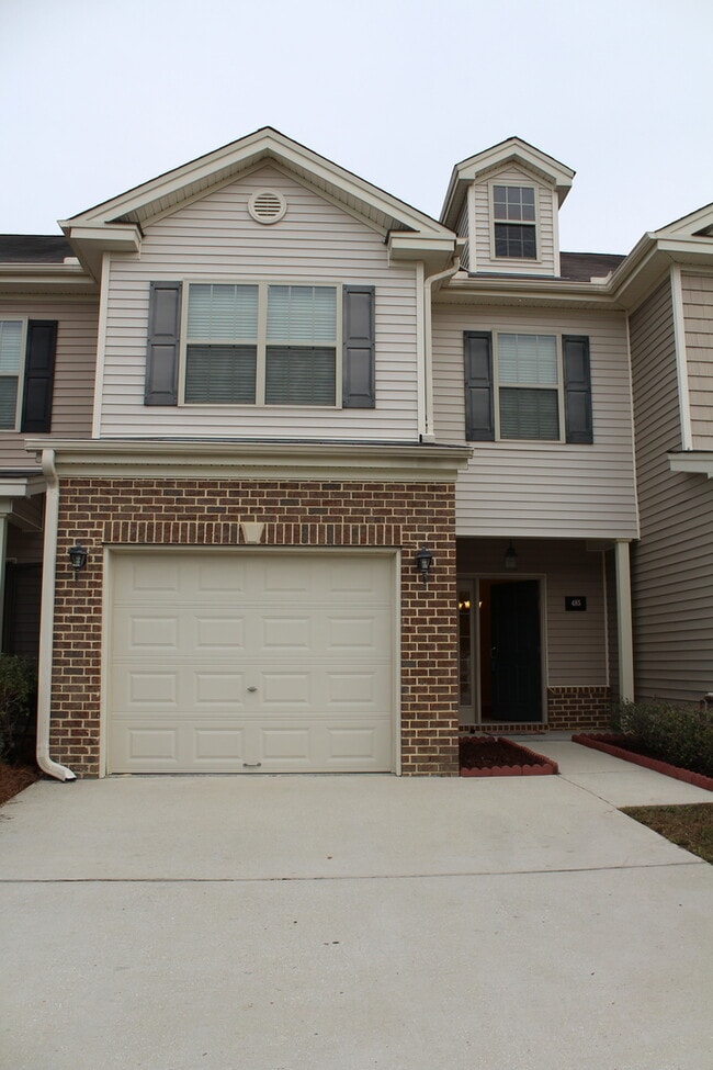 Building Photo - Like New town home centrally located to Ft. Stewart, HAAF,and Savannah