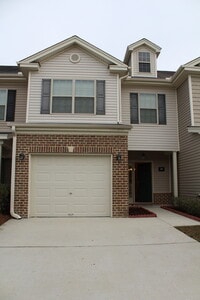 Building Photo - Like New town home centrally located to Ft. Stewart, HAAF,and Savannah