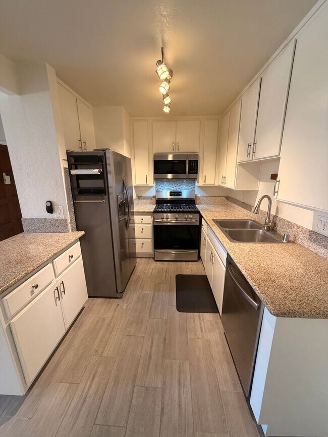 Building Photo - Updated 2 Bed, 2 Bathroom Condo For Rent w/ Parking! - South Coast Metro