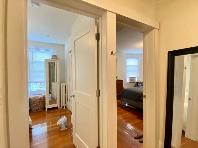 Building Photo - Nicely renovated 2 bed in Brookline.
