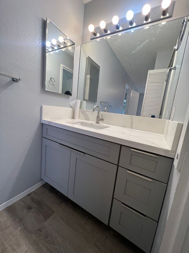 Building Photo - Upstairs Corner Unit 1 Bedroom/1 Bath Town...