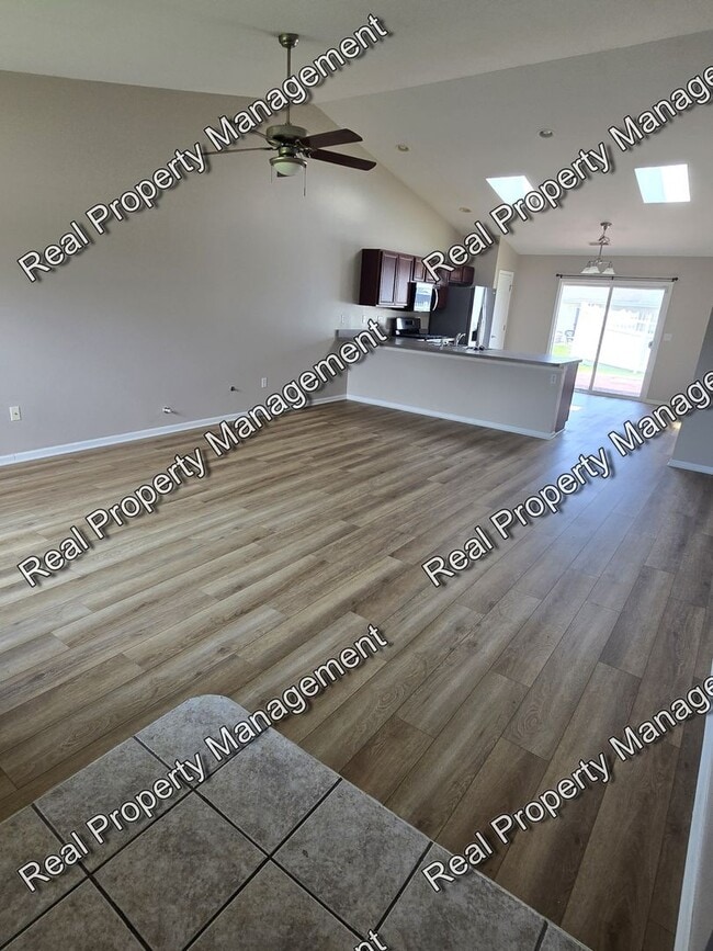 Building Photo - Updated Three Bedroom Duplex
