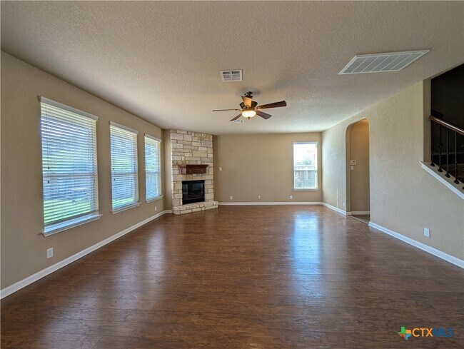 Building Photo - 212 Oak Creek Way