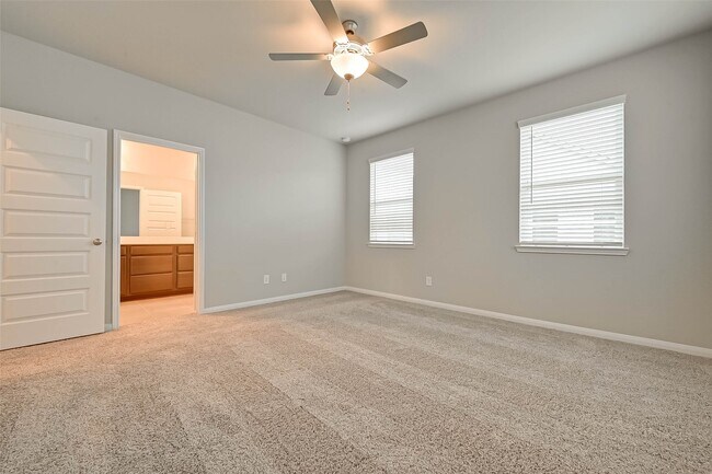 Building Photo - 16108 Oregon Oak Dr