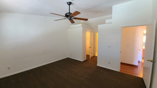 Building Photo - Upstairs Condo with Mountain and City View