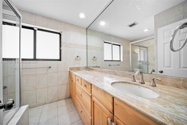 Building Photo - 19402 NE 19th Ct