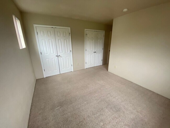 Building Photo - large 3 Bedroom 2.5 Bath Springfield duplex