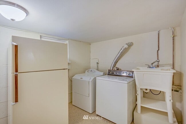 Building Photo - Spacious 5-Bedroom Home with Den & Backyar...