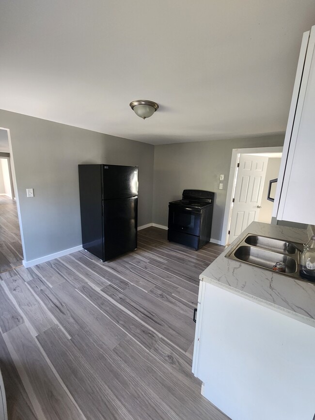 Building Photo - 70 Church St