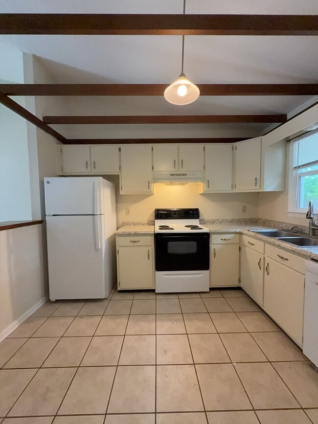 Building Photo - 425 Cedar Crk Dr