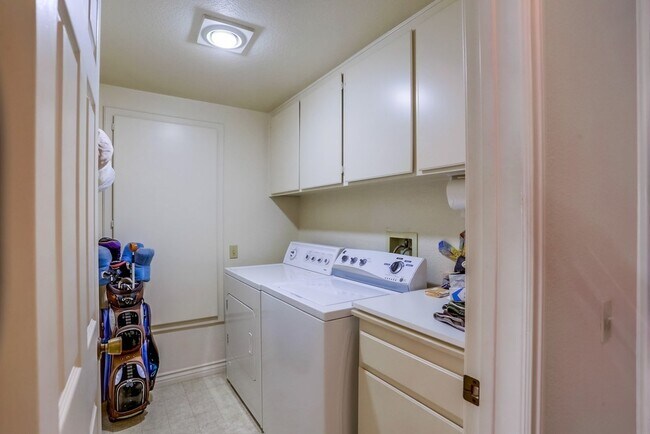 Building Photo - Spacious 4 Bedroom Shadowridge Home Available May 1st