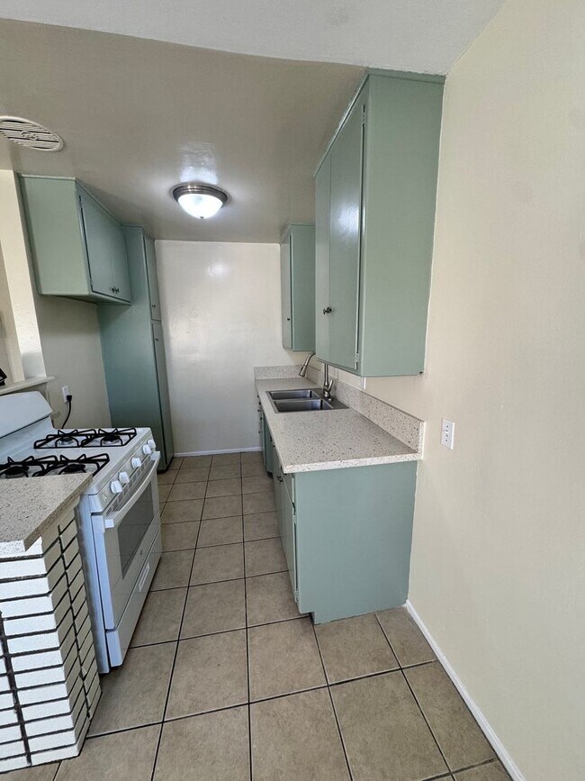 Building Photo - 1 BDRM, 1 Bath with Parking Space