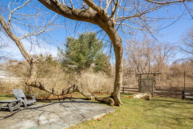 Building Photo - 134 Three Mile Harbor Rd