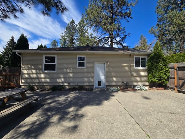 Building Photo - Lovely 2 Bedroom (with 1 bonus room), 2 ba...