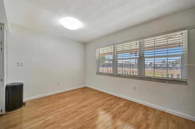 Building Photo - 650 Pinellas Point Dr S