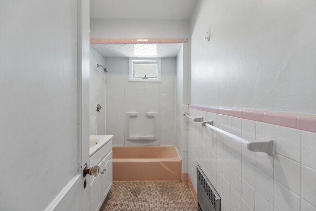 Building Photo - 198 Harris St