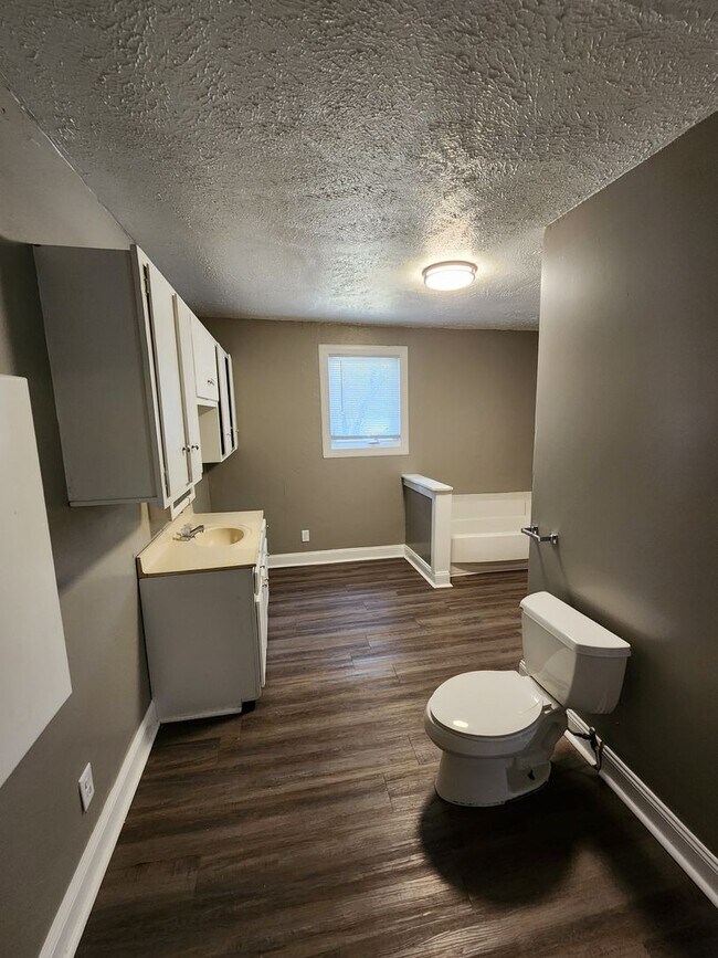 Building Photo - 4 Bedroom 1 bath