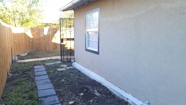 Building Photo - 212 Placid Dr