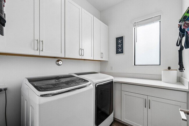 Building Photo - 8795 Grand Prix Ln