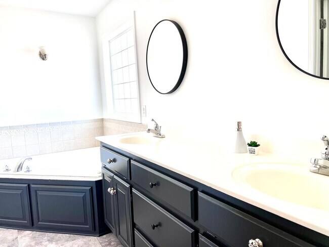 Building Photo - COMING SOON!! HUGE Northland 4 Bed 2.5 Bat...