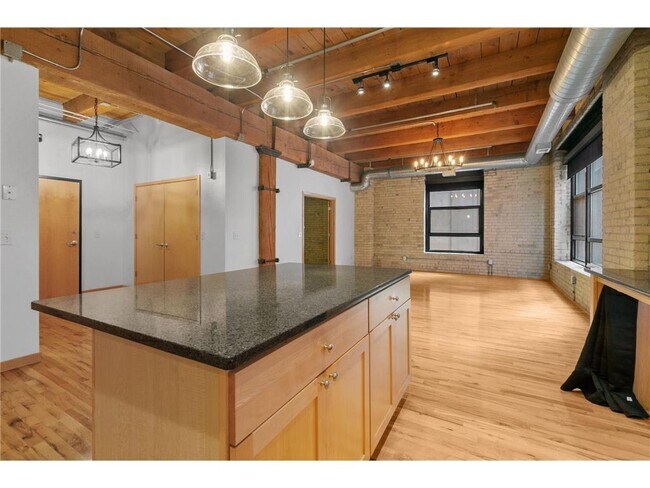 Building Photo - 607 Washington Ave S