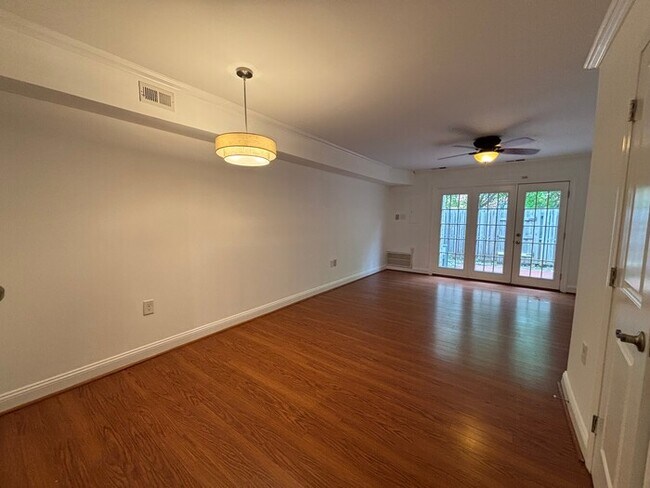 Building Photo - 2 Bedroom Townhome walking distance to Plaza Midwood.