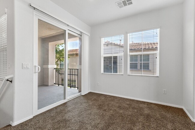 Building Photo - 2 bedroom Condo with an attached garage an...