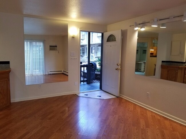 Building Photo - RENT SPECIAL & LEASE OPTIONS! Cat-friendly...