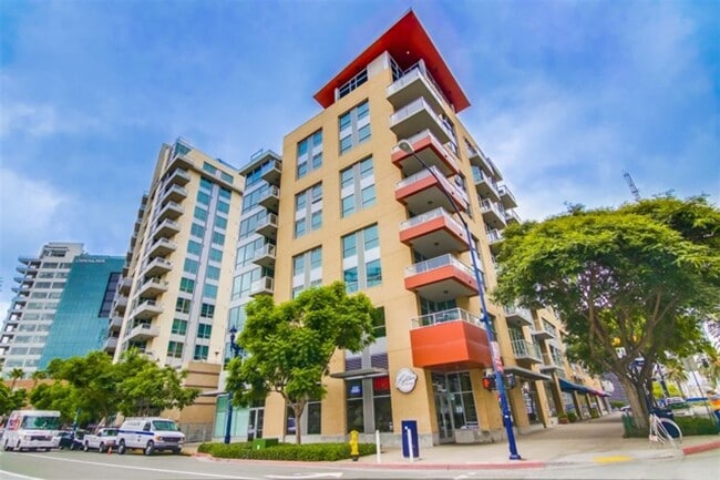 Building Photo - Large 1 Bedroom 1 Bath next to Petco Park