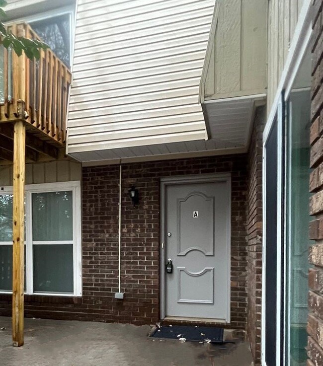 Primary Photo - Spacious 2 bdrm/1.5 bath townhome in Cedar...
