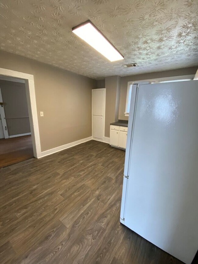 Building Photo - Located near Schools and Shopping. Ask about our "Move-In-Special".