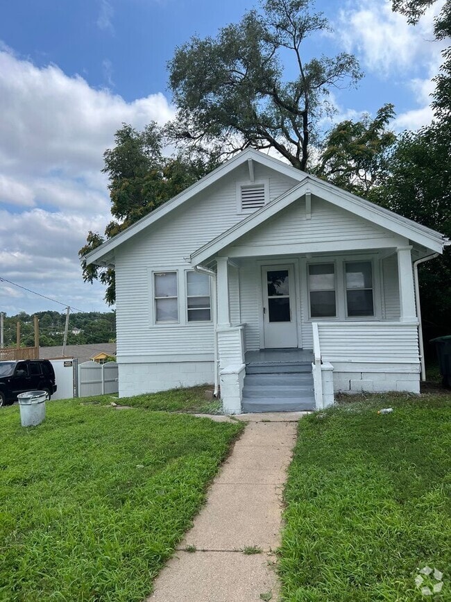Building Photo - Updated 1 bed 1 bath with walk out basement