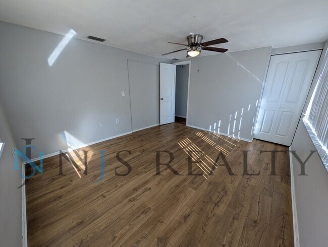 Building Photo - 3/2/1 1508 Sq. Ft. LARGE Corner Lot home: Updated Kitchen & Baths, NEW paint, NEW floors, Fenced ...