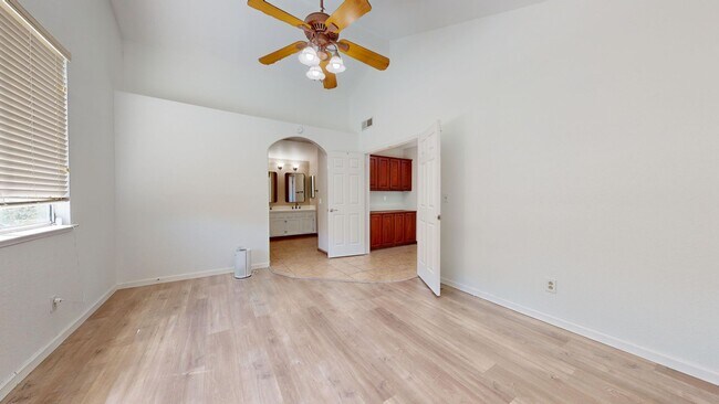 Building Photo - 490 Silvertail Pl