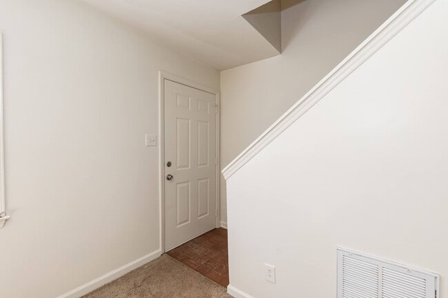 Building Photo - Two Bedroom Home!