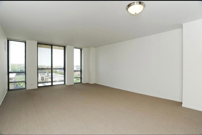 Building Photo - 1660 N La Salle Dr