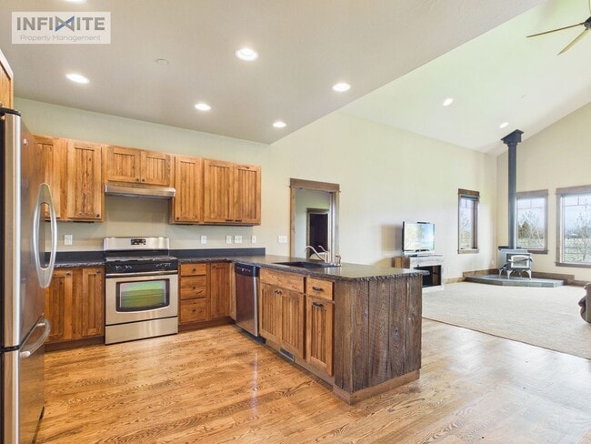 Building Photo - Stunner on Springhill