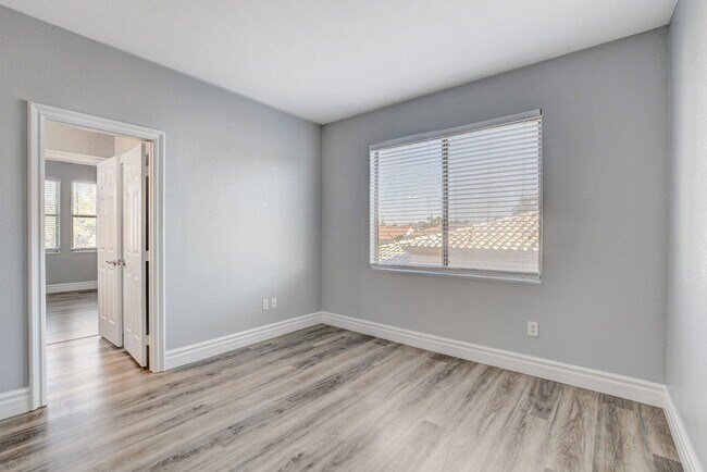 Building Photo - MASSIVE 5 BEDROOM, 2 STORY HOME IN DESIRABLE RHODES RANCH GOLF COURSE COMMUNITY!