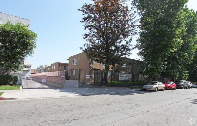 Primary Photo - 14407-14411 Vose St