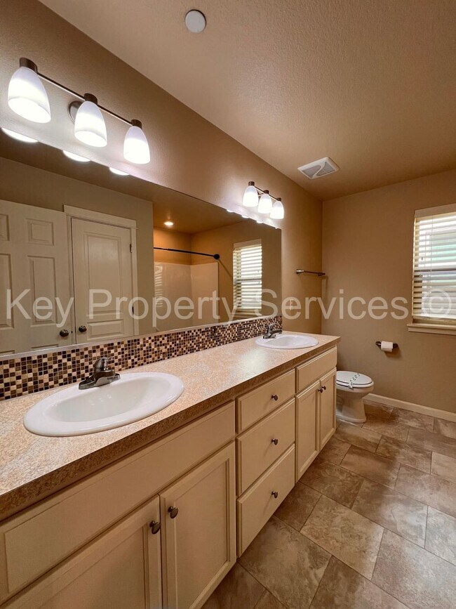 Building Photo - AVAILABLE NOW! Hazel Dell 5 Bedroom Close ...