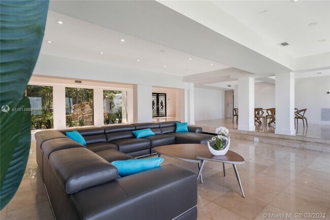 Building Photo - 1413 N Venetian Way