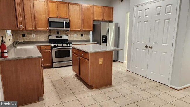 Building Photo - 2420 Sandwich Ct