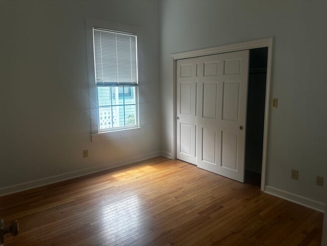 Building Photo - Charming Cottage!