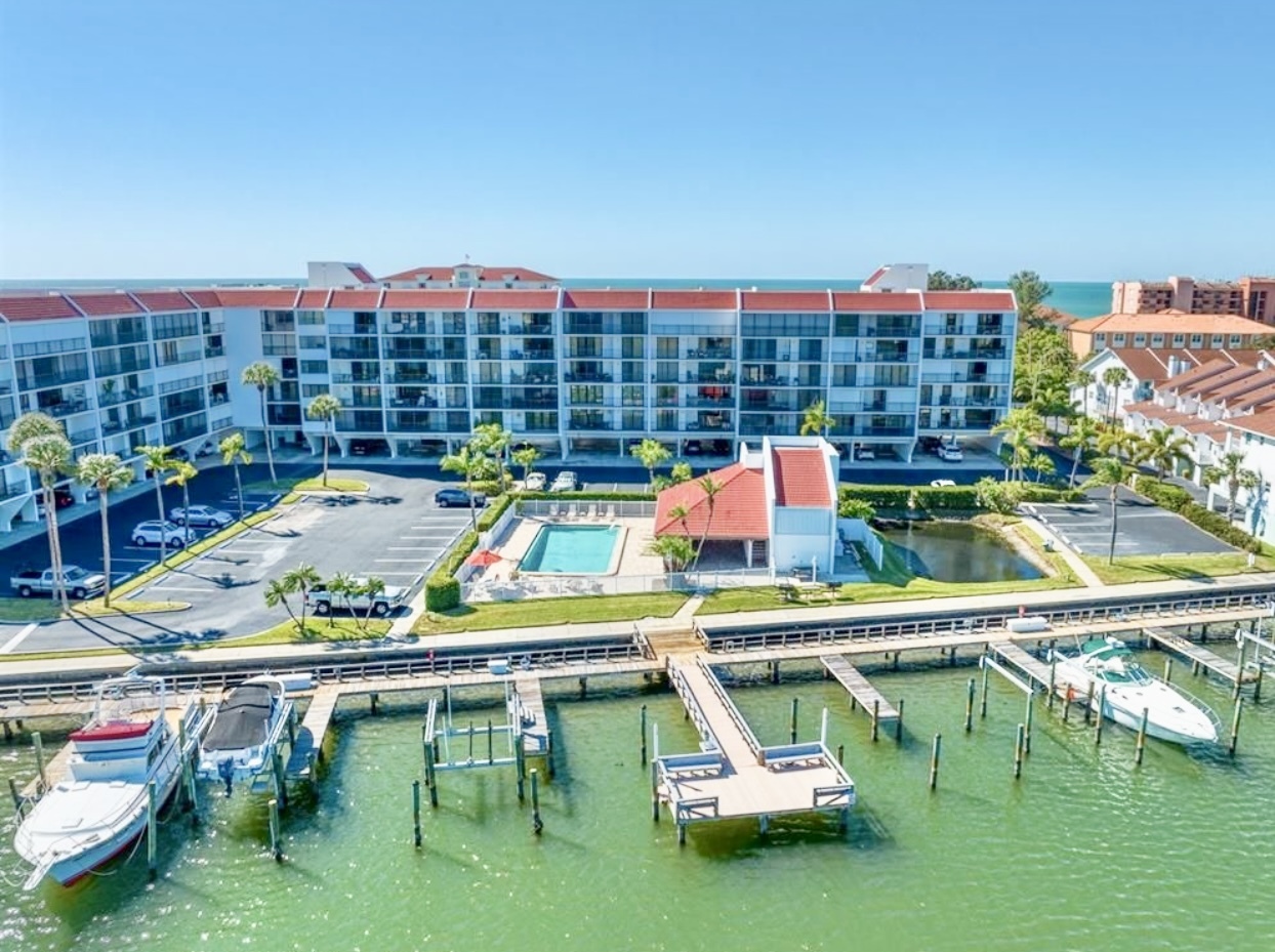 Boat dock -private boat slip with lift - 19111 Vista Bay Dr