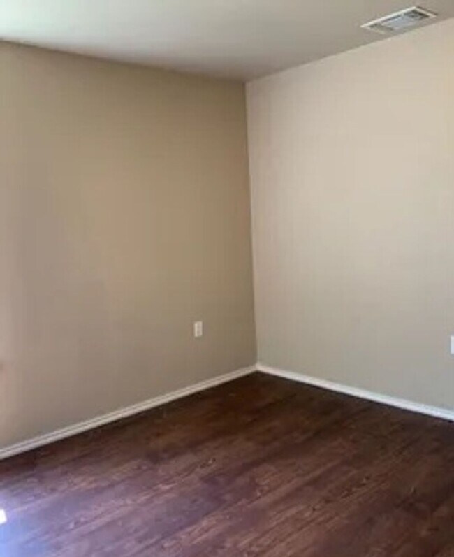 Building Photo - Beautiful 3/2/1 Available May 2026